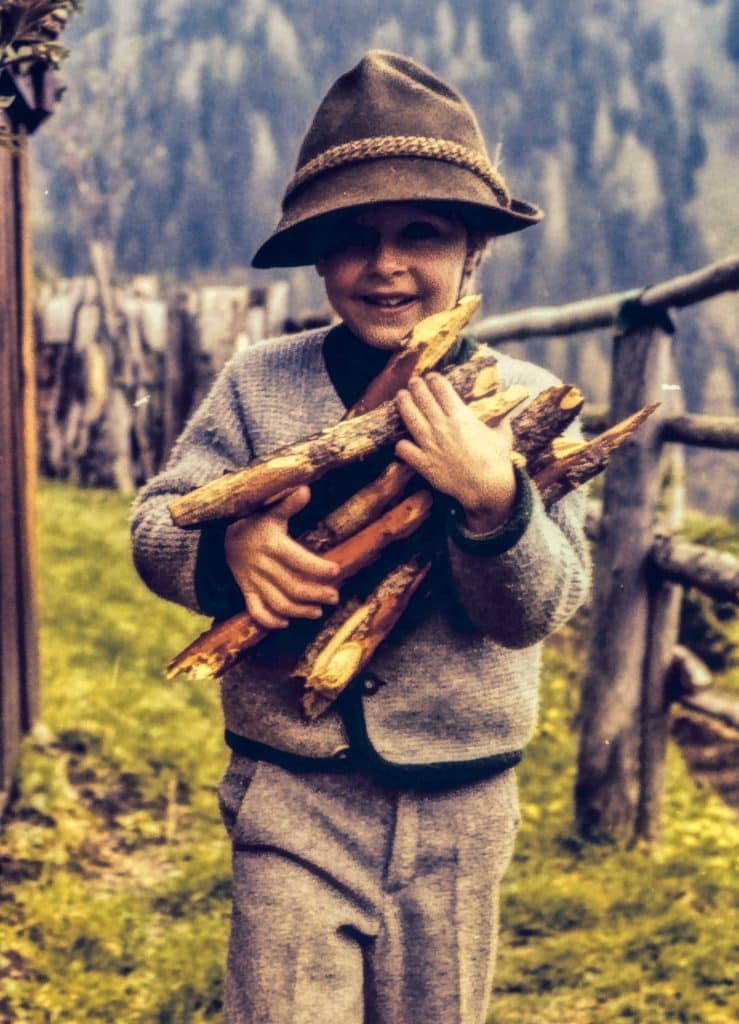 Kind in alpenländischer Tracht